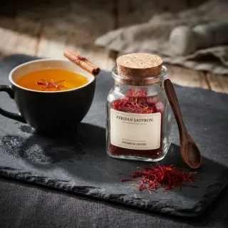 عکس لوکس محصول؛ زعفران در شیشه
